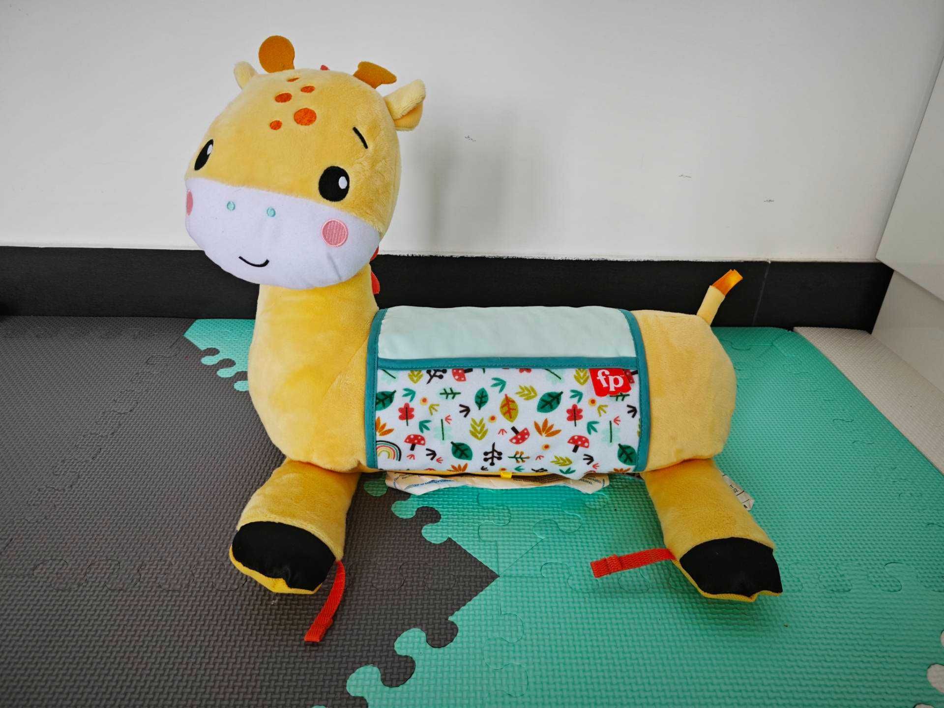 Poduszka edukacyjna Fisher-Price żyrafa – do nauki podnoszenia główki