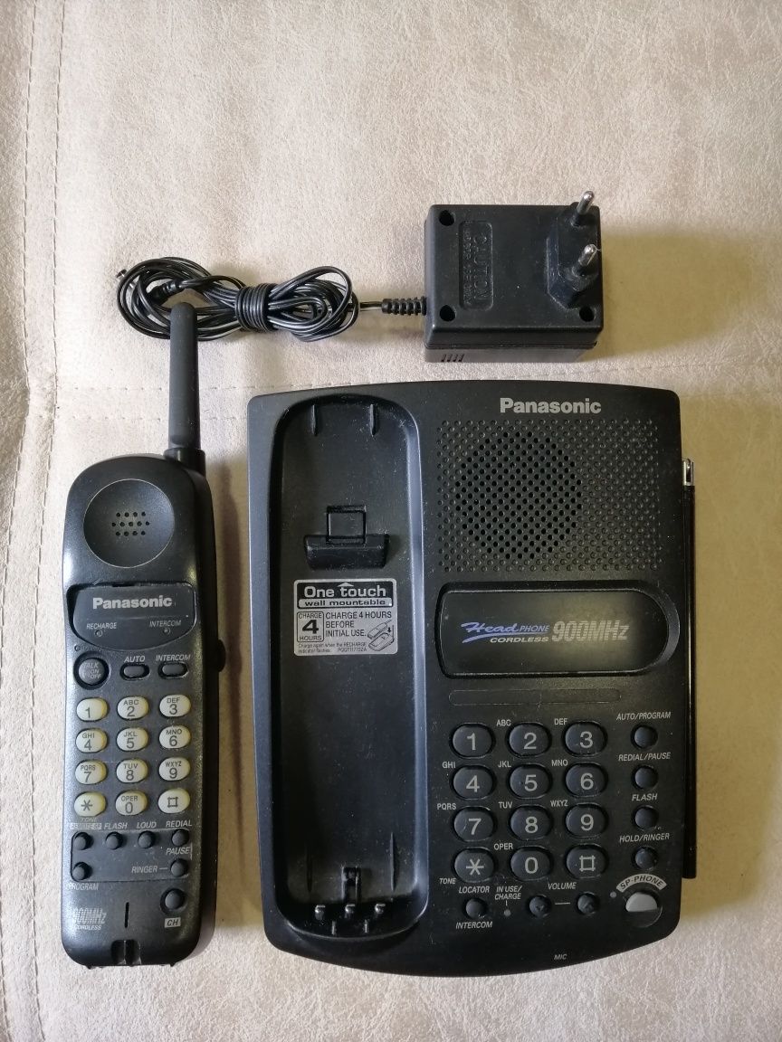 Телефон Panasonic с переносной трубкой.