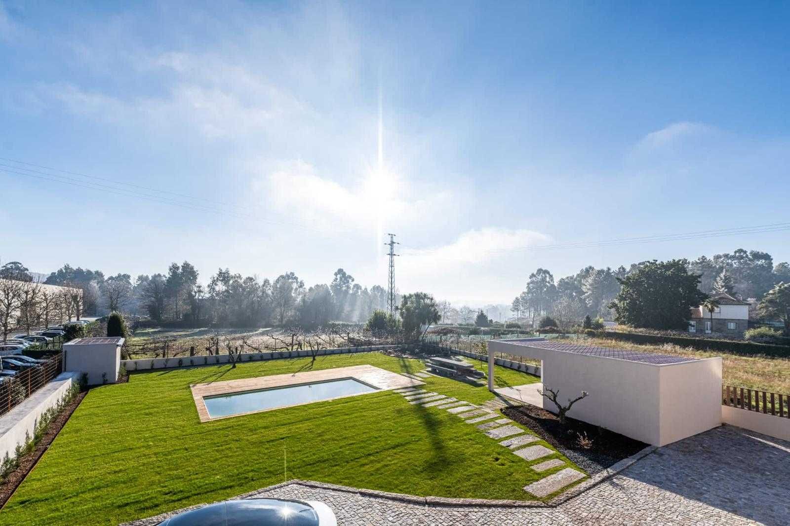 Casa T5 com jardim, lago e piscina em Felgueiras