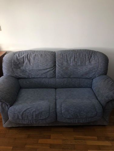 1 sofá azul, bastante usado