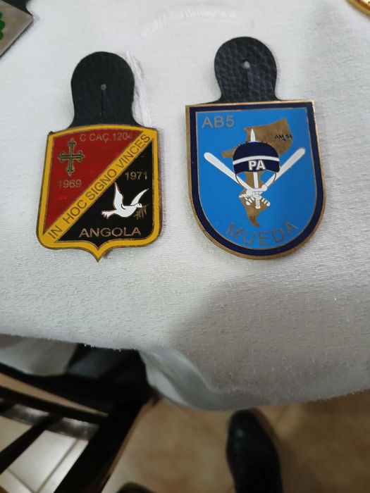MILITAR-crachá militar tropa ultramar+ crachás antigos+ emblemas