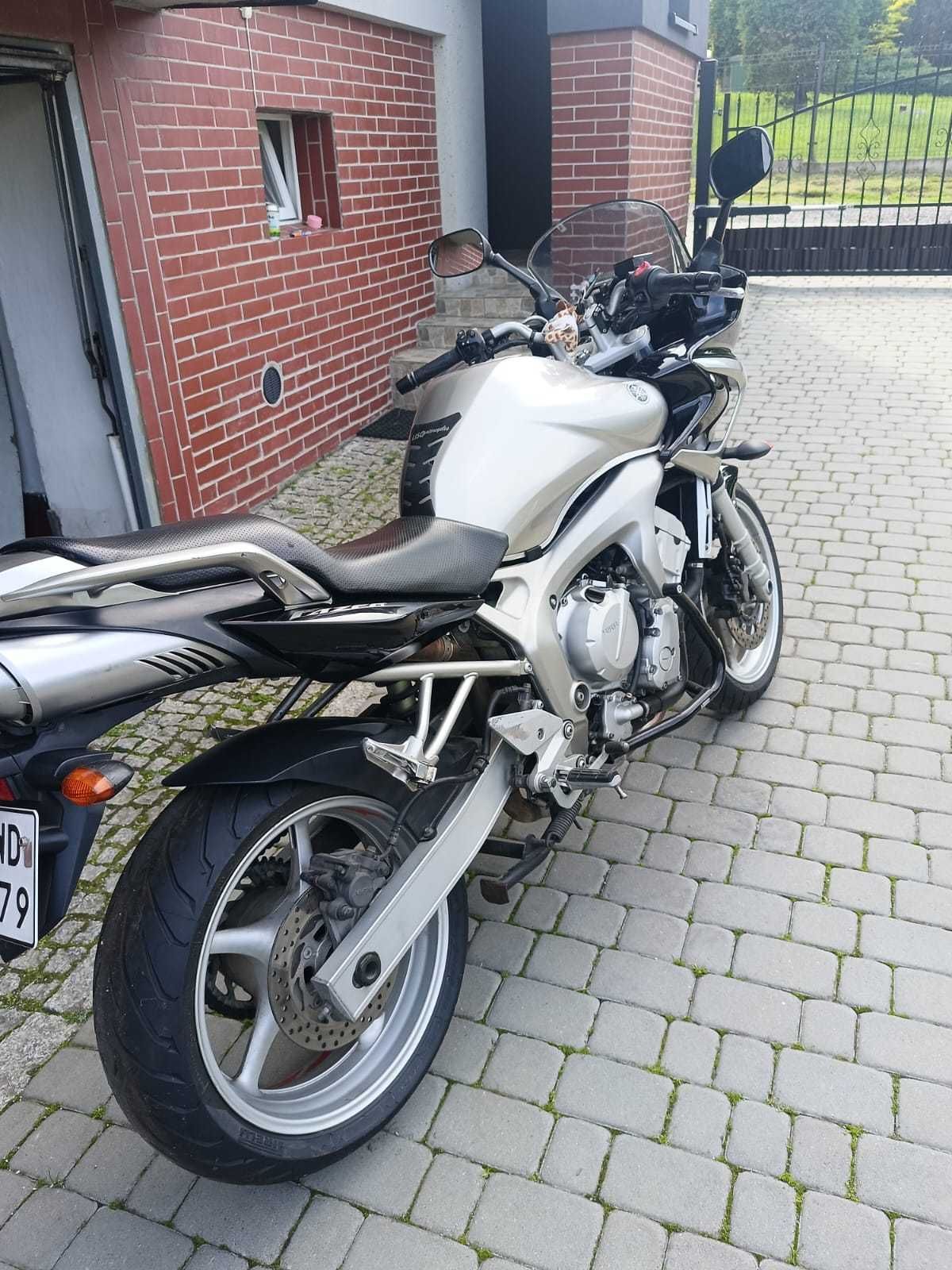 Motocykl Yamaha Fazer 2004