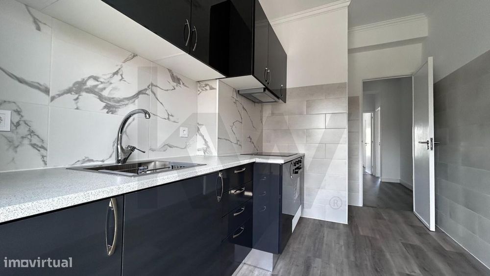 Apartamento T2 remodelado, com varanda e elevador, 5º Andar, Benfica,