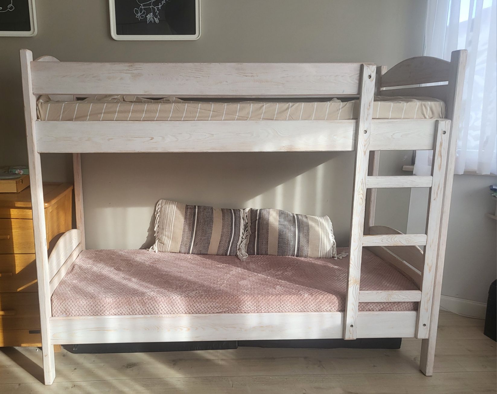 Łóżko piętrowe bielone drewniane