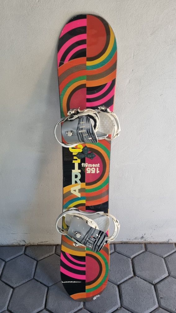 Deska snowboardowa  z zapieciami dlg 155 cm