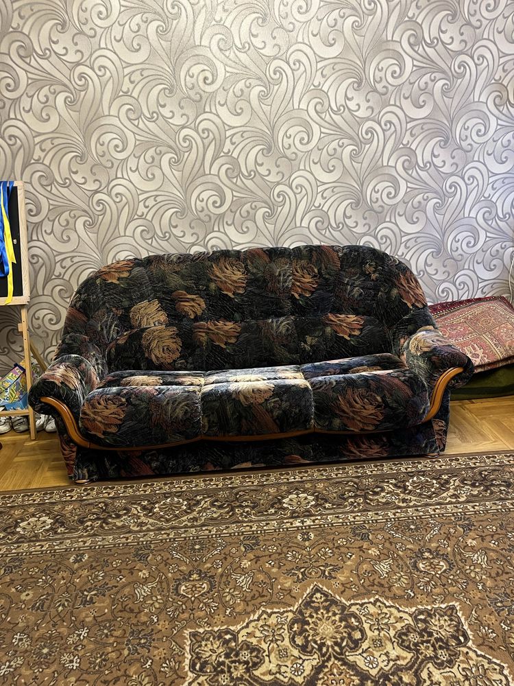 Продам гарнитур пр-во Франция диван  и два кресла