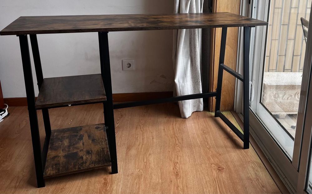 Secretária com Prateleiras