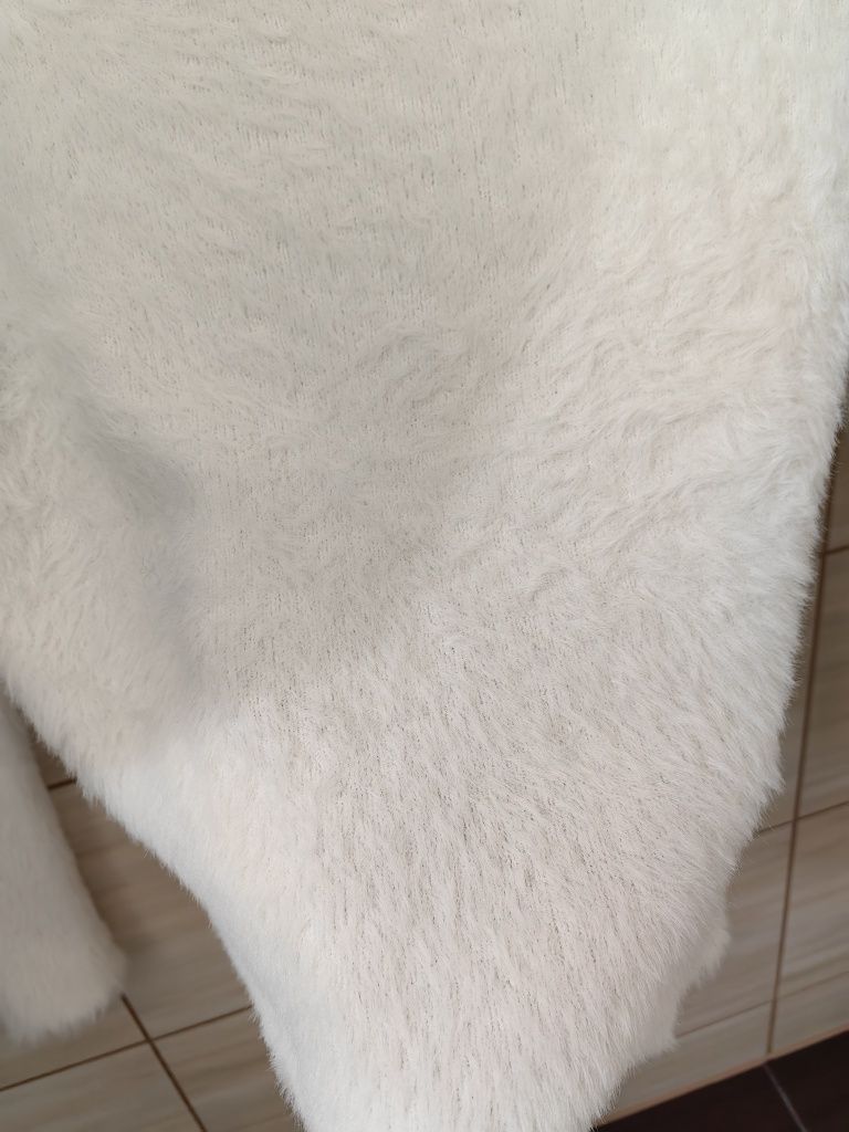 Biały włochaty puszysty sweter sweterek H&M S