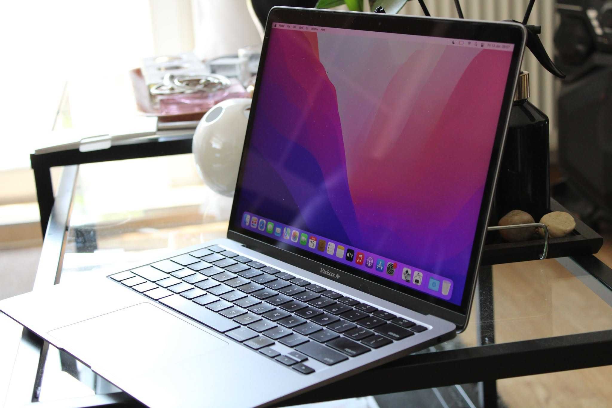 MacBook Air M1 – szybki, sprawny, z pudełkiem 256 GB + etui