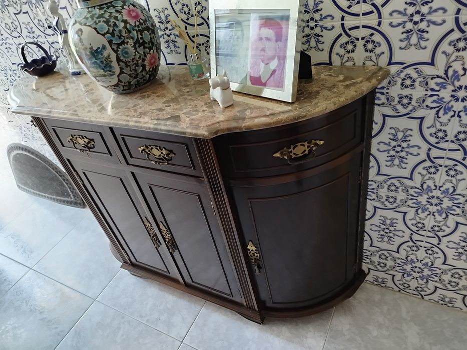 Sapateira em madeira com tampo em pedra mármore