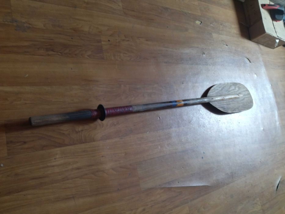 Весло (деревянное).