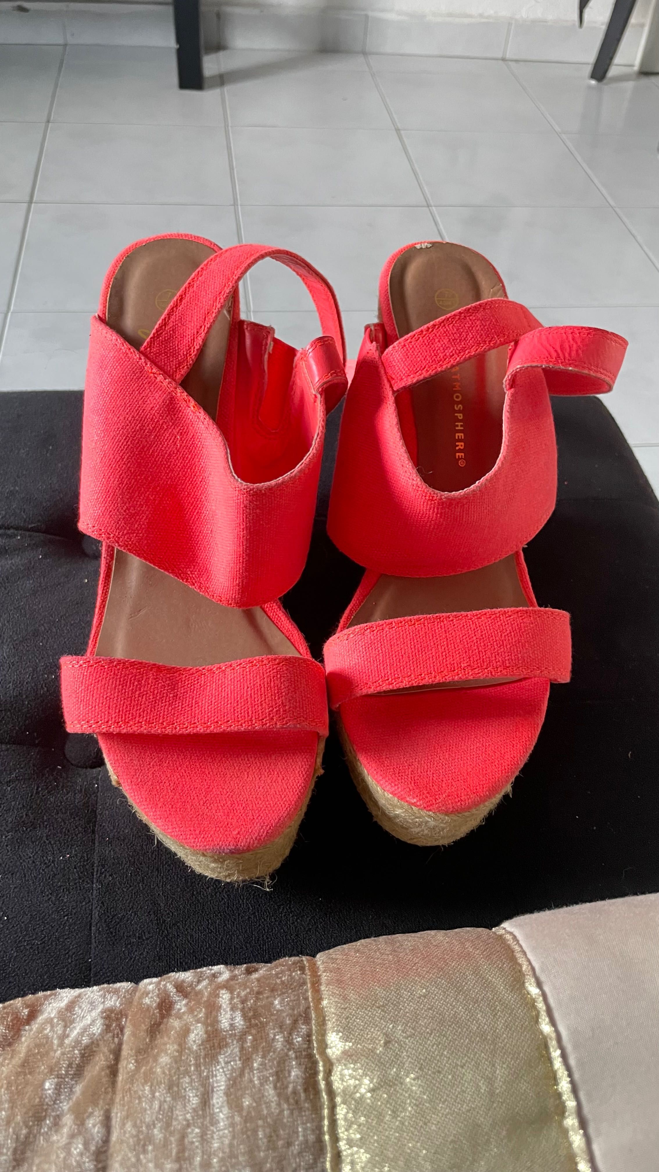 Sapatos saltos altos