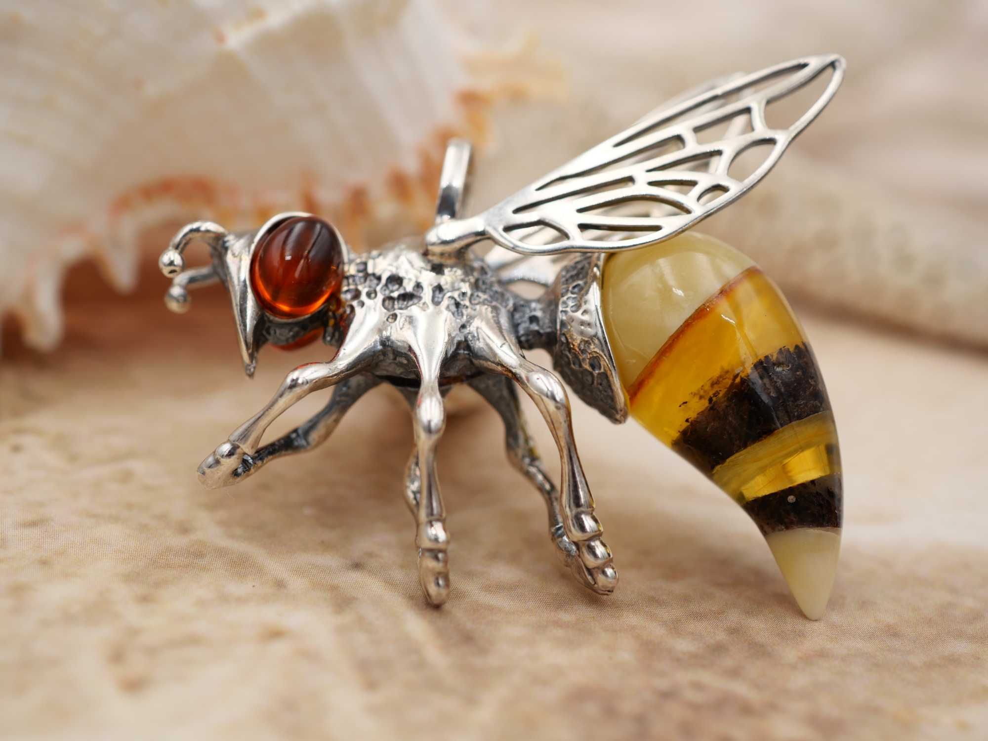 Srebrny wisior-bursztyn bałtycki- pszczoła