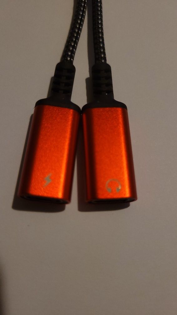 Adptador para uivir música com carregador em simultâneo.