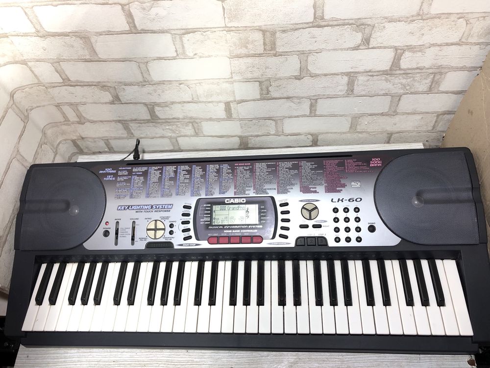 Синтезатор Casio CTK-571/LK-60  б/у з Німеччини