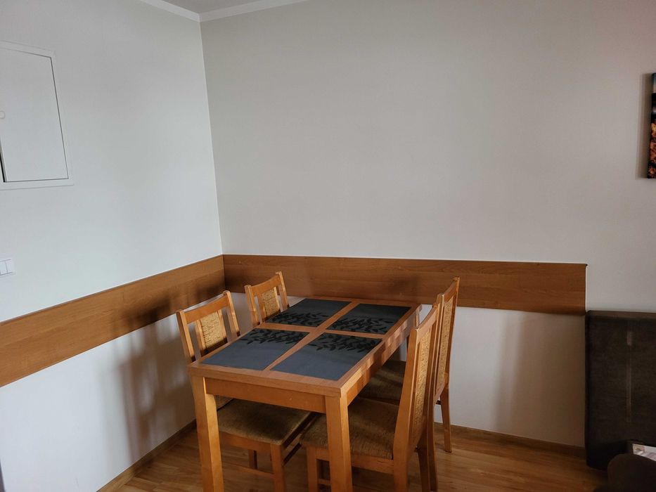 Stół jadalny Przemko z czterema krzesłami tapicerowanymi