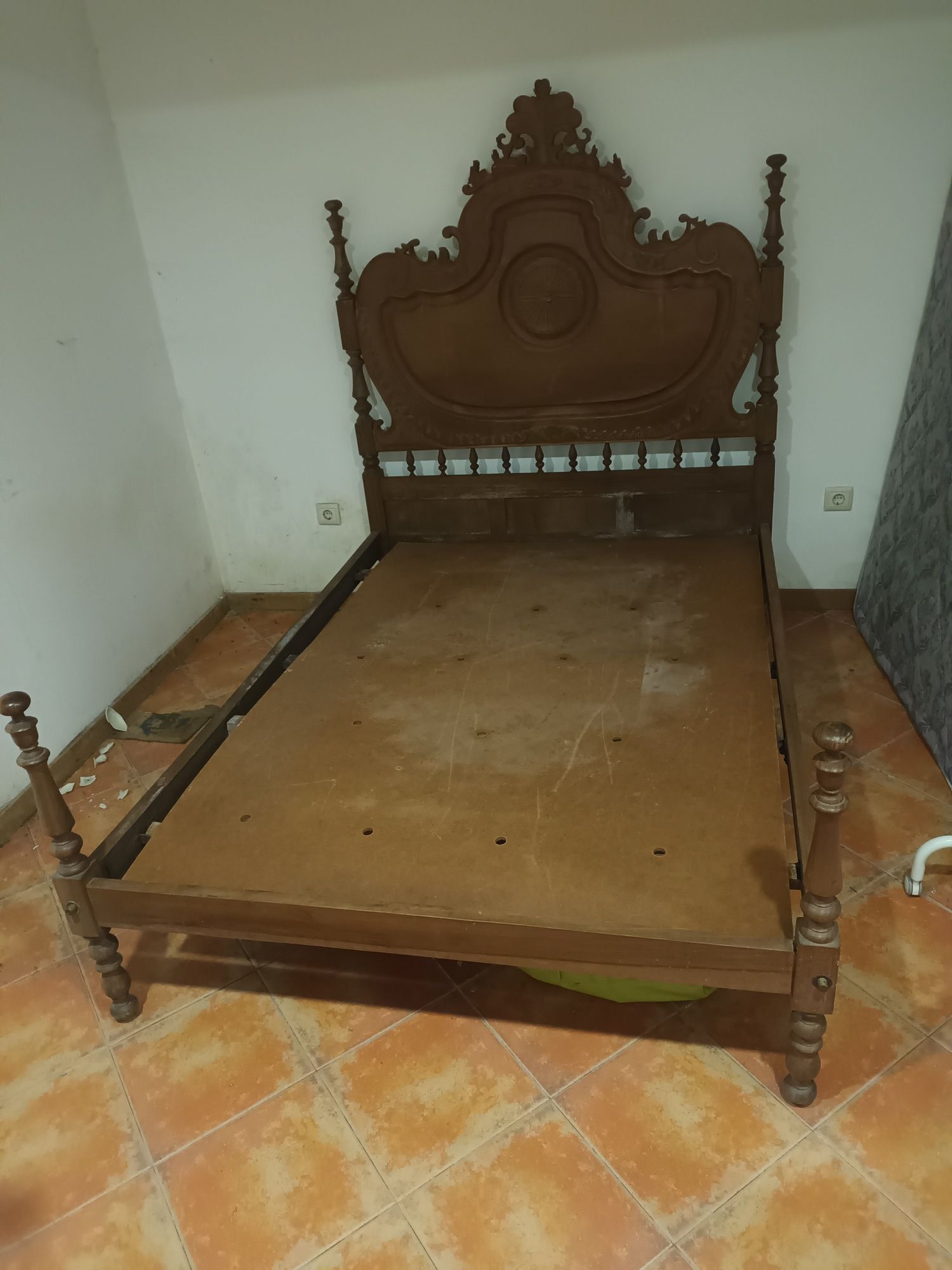 Cama casal bom estado