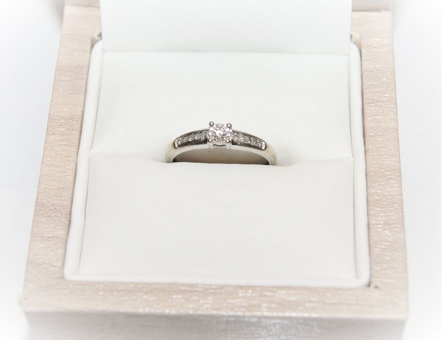 Złoty pierścionek z brylantami 0,05ct/0,10ct- r.10 1,42g/p.333