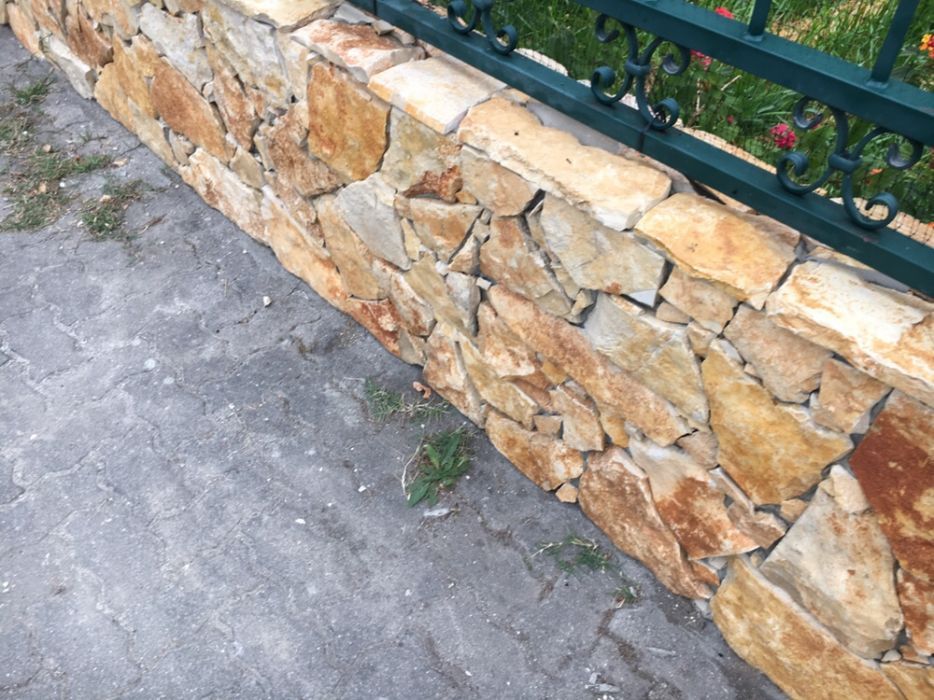 Pedra rústica serrada amarelo sol fiada