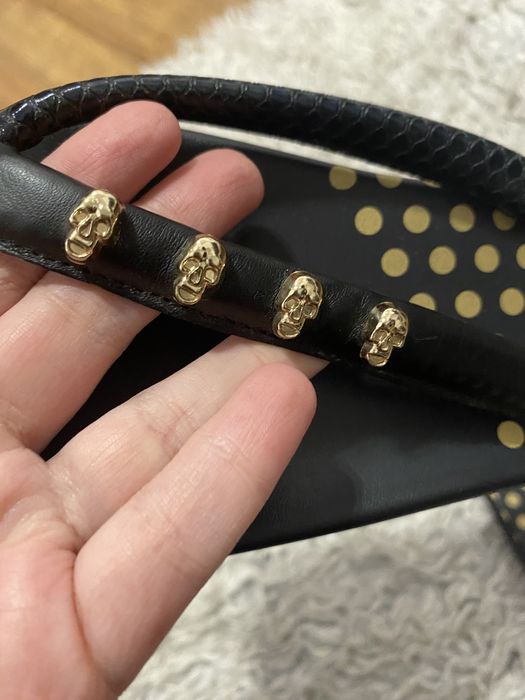 Klapki ze złotymi elementami