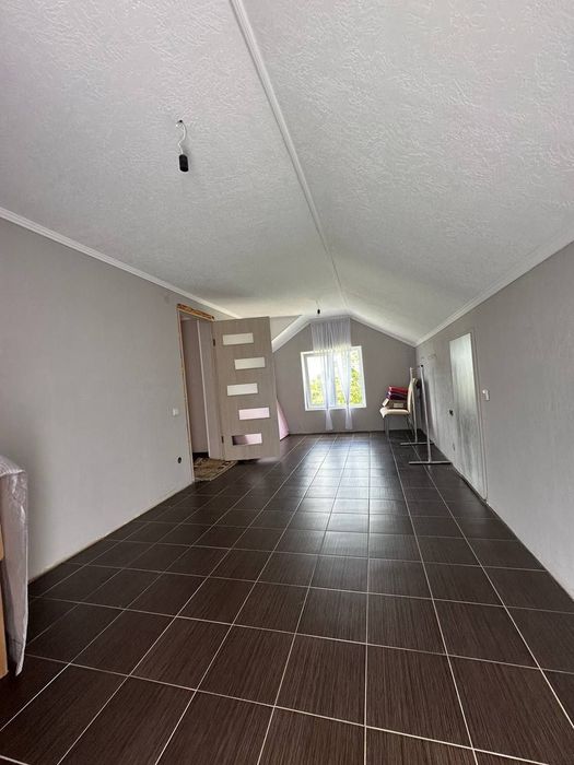 Сучасний просторий будинок для сімї