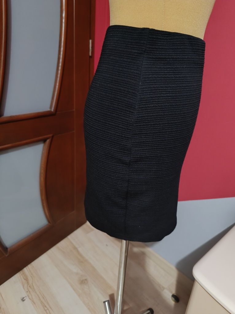 Elegancka dopasowana czarna spódnica mini