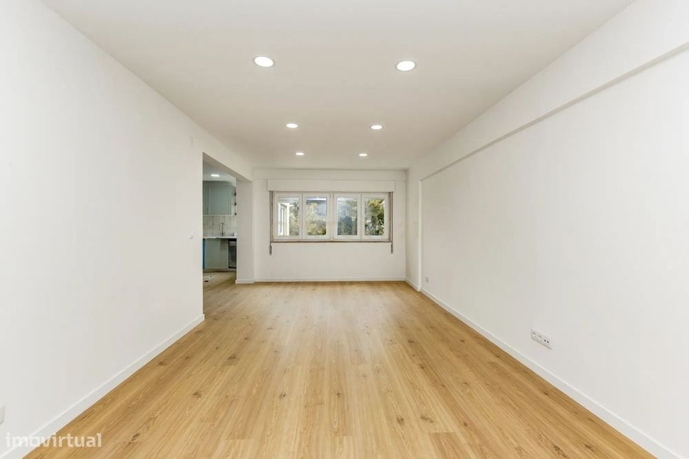 Apartamento T3 totalmente renovado com excelentes áreas em Massamá