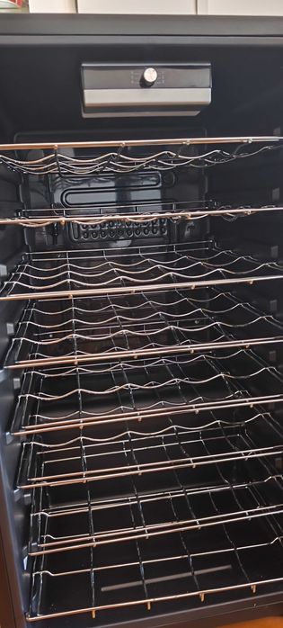 Cave de vinho eléctrica, com espaço para 36 garrafas com garantia, no
