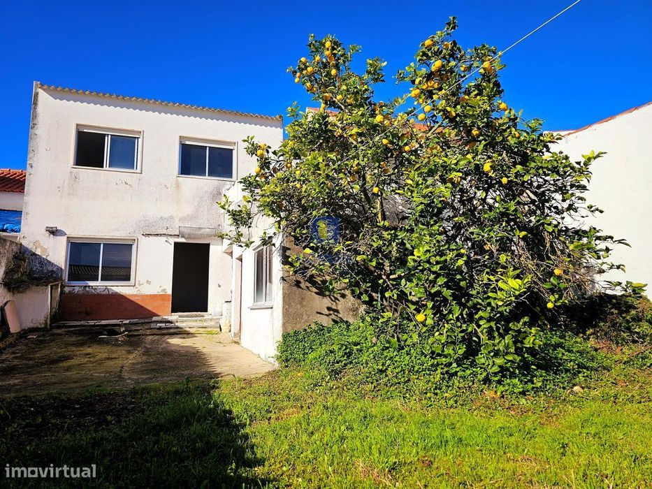 Moradia com Terreno, Anexos e Garagem no Centro da Amoreira/Óbidos