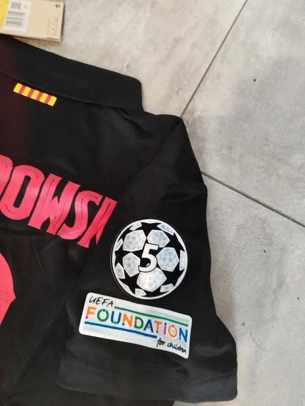 Nowa wyjazdowa koszulka Barcelony Lewandowskiego R.L