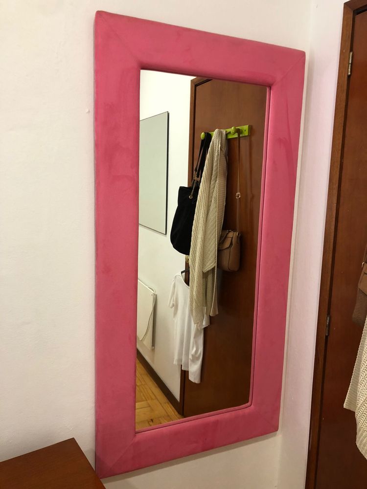 Vendo espelho com cor de rosa