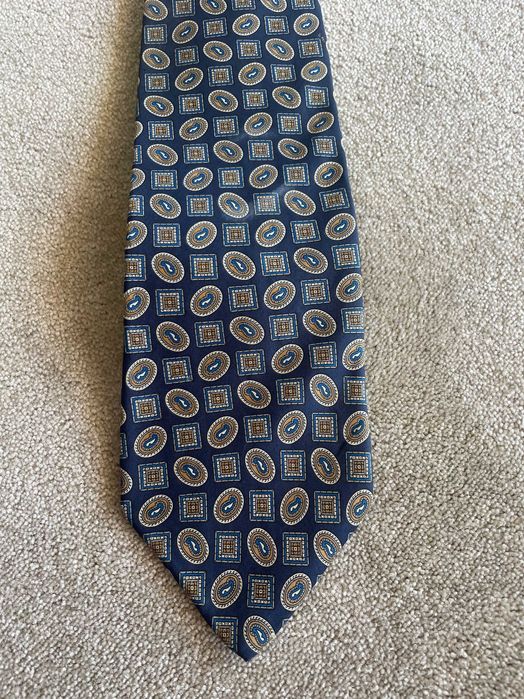 Gravatas lisas e com desenhos em tons de azul