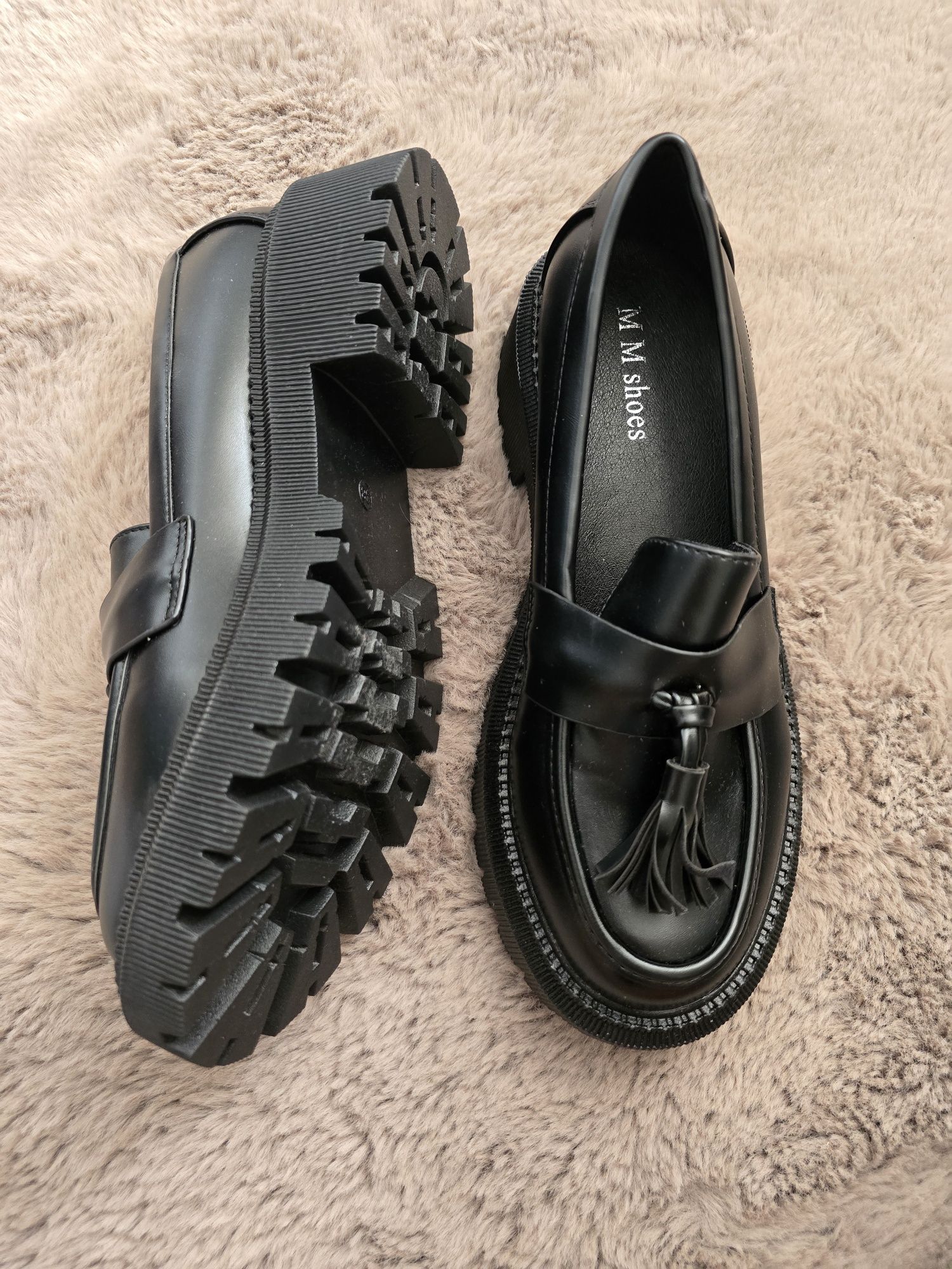 Sapatos pretos cunha