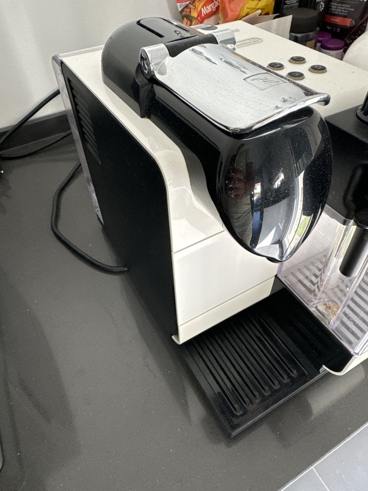 Maquina de cafe capsulas Nespresso Delongui