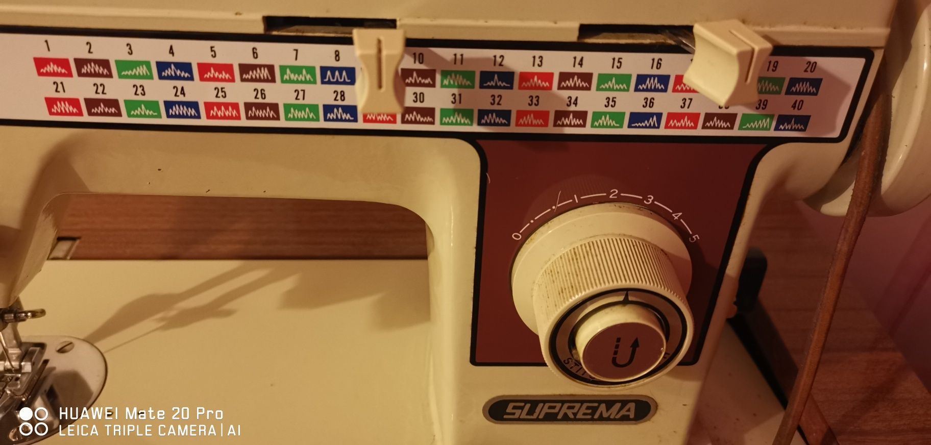 Vendo máquina de costurar e bordar.