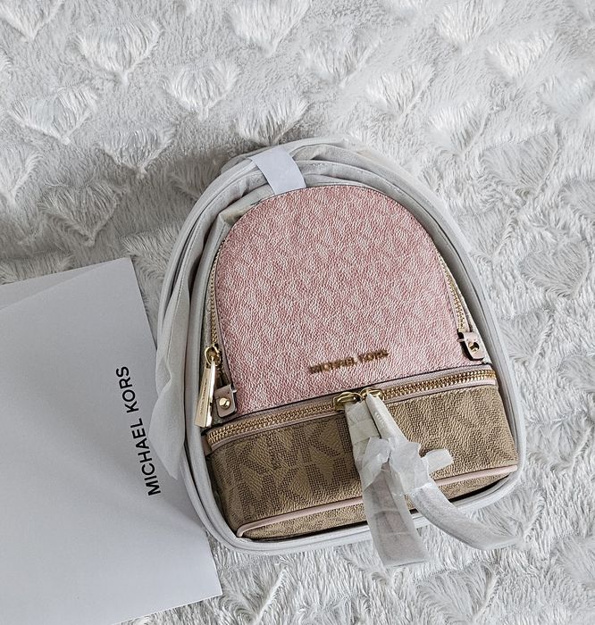 Sprzedam Piękny Nowy plecaczek Mini rhea firmy Michael Kors 

Plecacze