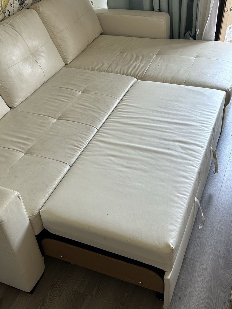 Sofá-cama com chaise long branco (urgente)