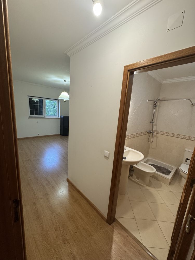 Arrenda-se quarto com casa de banho privada só para mulheres