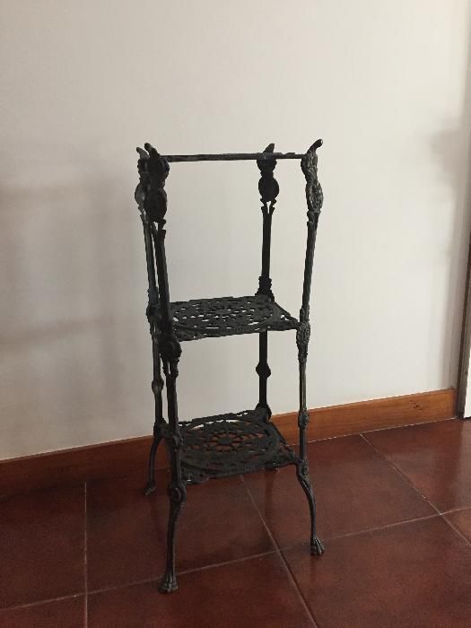 Coluna decorativa em ferro, trabalhado à mão