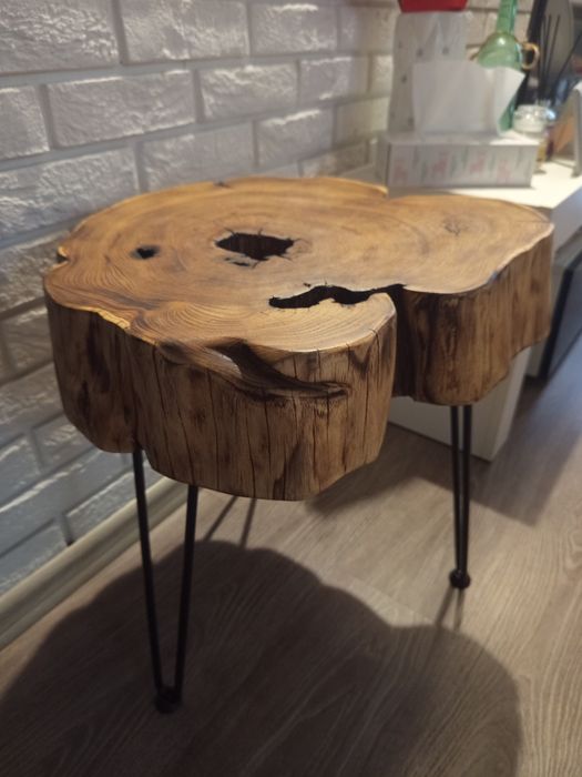 Stolik z plastra drewna. Robinia Akacjowa..