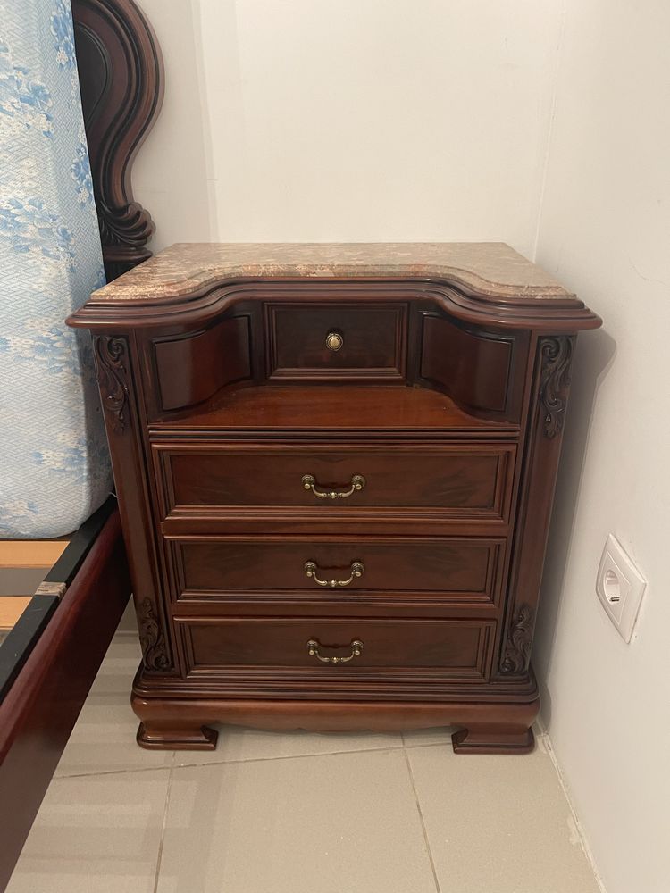 Cama de casal completa com estrado, colchão e mesinhas de cabeceira