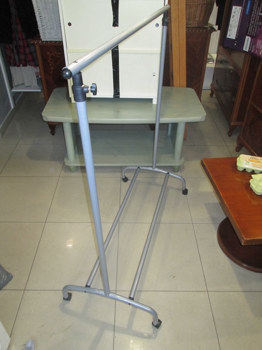 Sprzedam wieszak  - drążek stojący na ubrania.