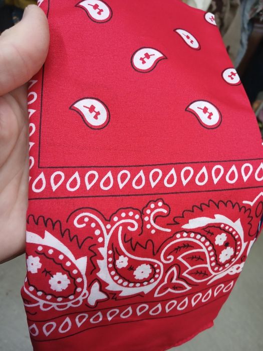 Хустинки-бандани різних кольорів нові, із шовку з візерунком.