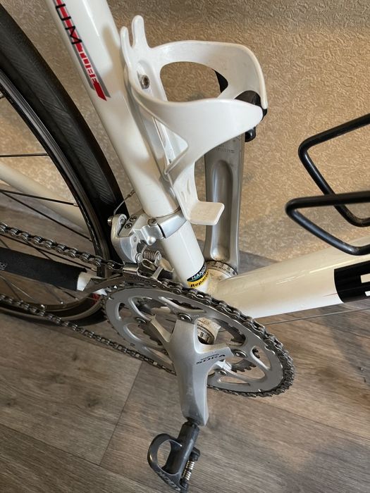 Продам велосипед шосейний Bianchi 
Повністю готовий до сезону 
Стан 4+