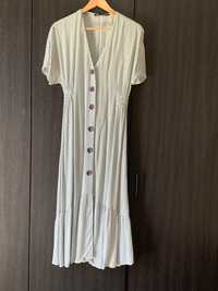 Vestido preto e branco e botões cor lilás