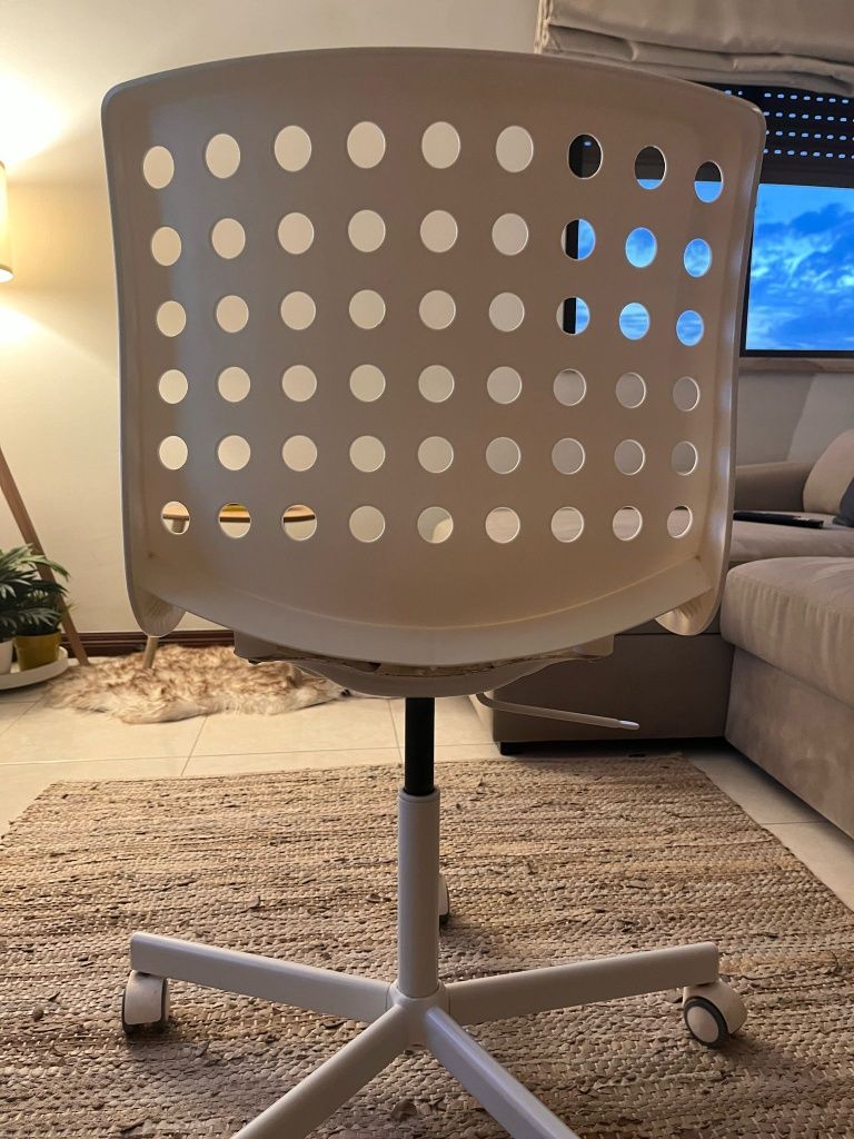 Cadeira branca IKEA (tipo escritório)