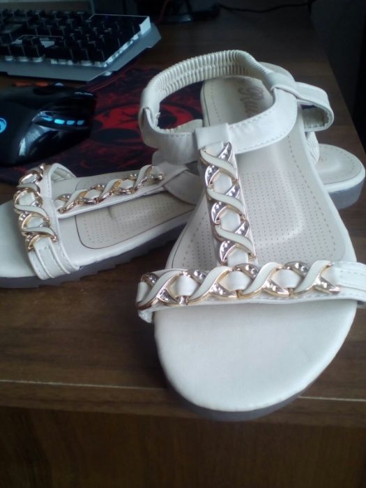 Продам новые босоножки