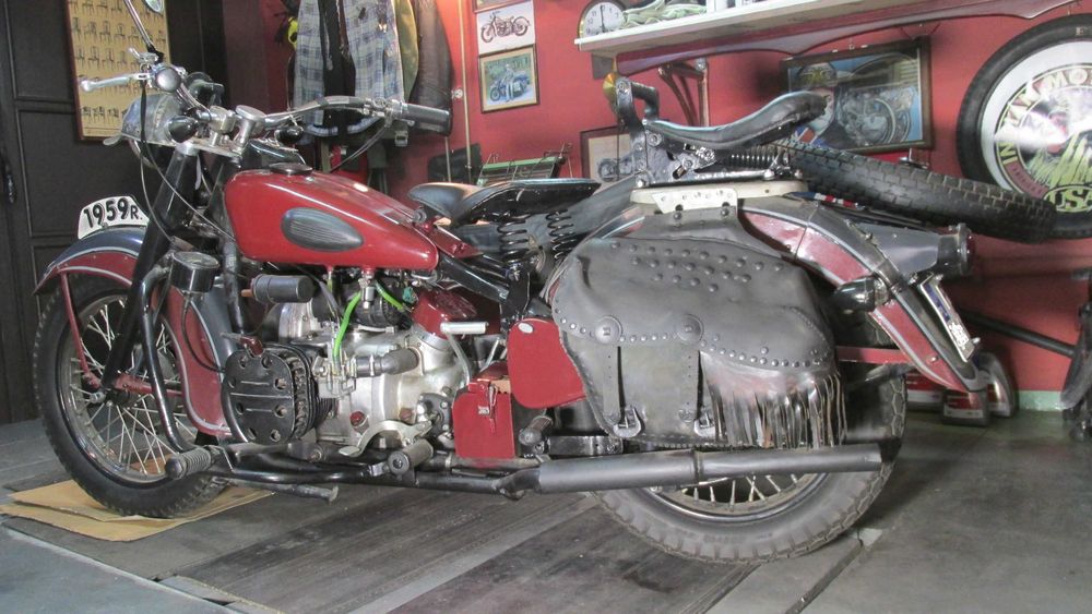 Motocykl historyczny z koszem