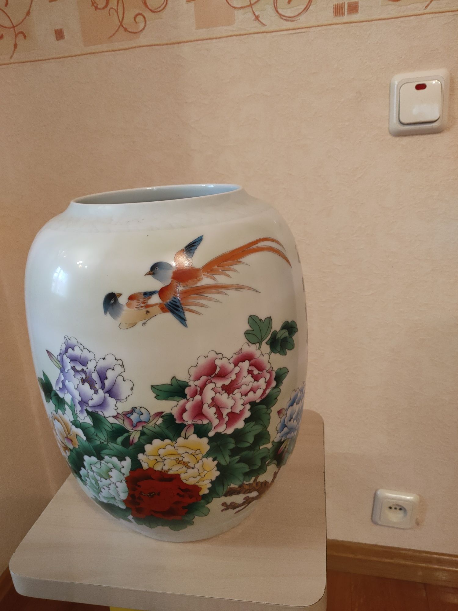 Китайська порцелянова ваза ручної роботи