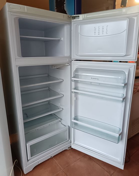 Frigorífico com congelador